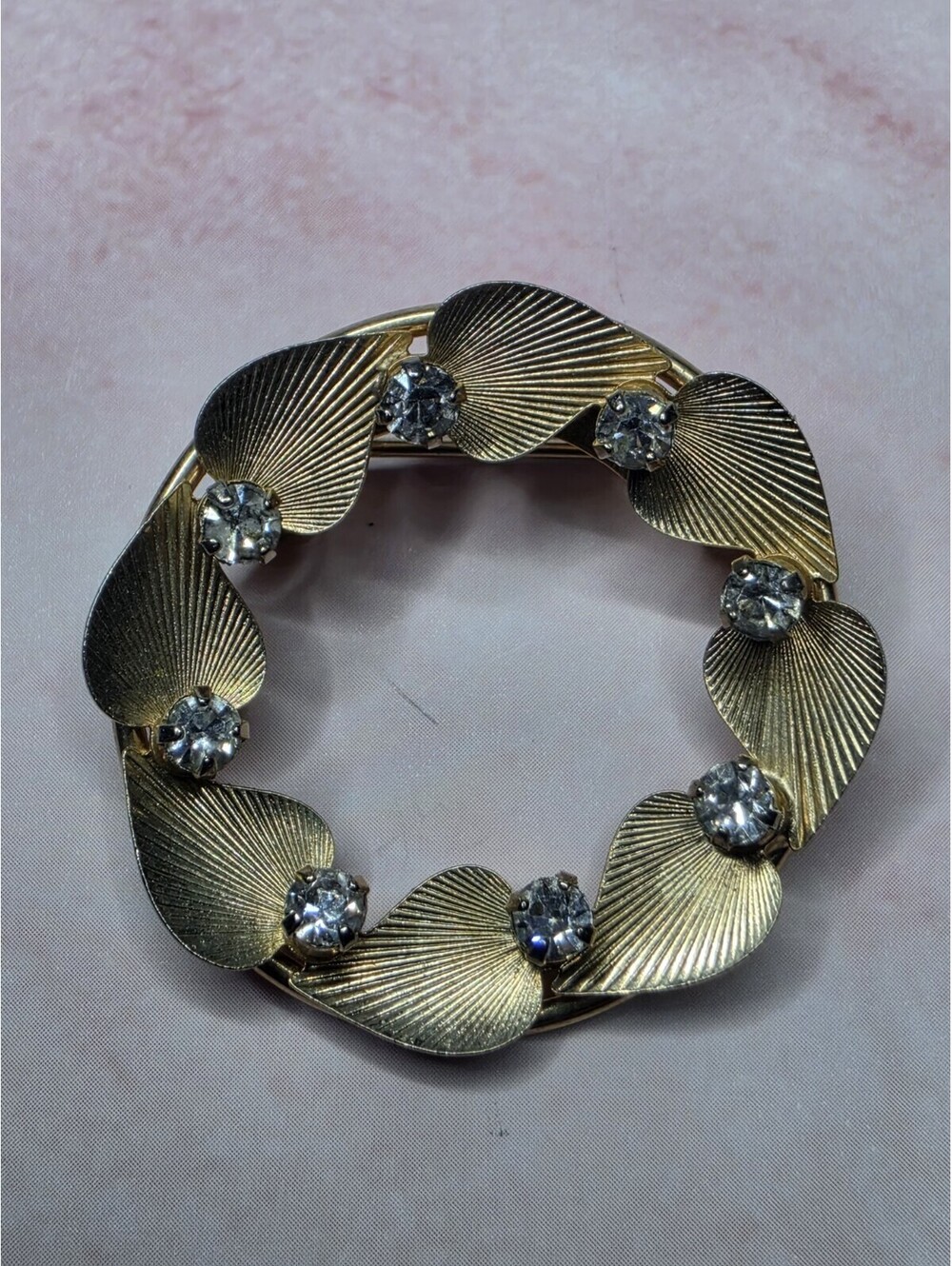 VTG Gold Tone Rhinestone Ruffle Shell Leaf Circle Wreath Brooch